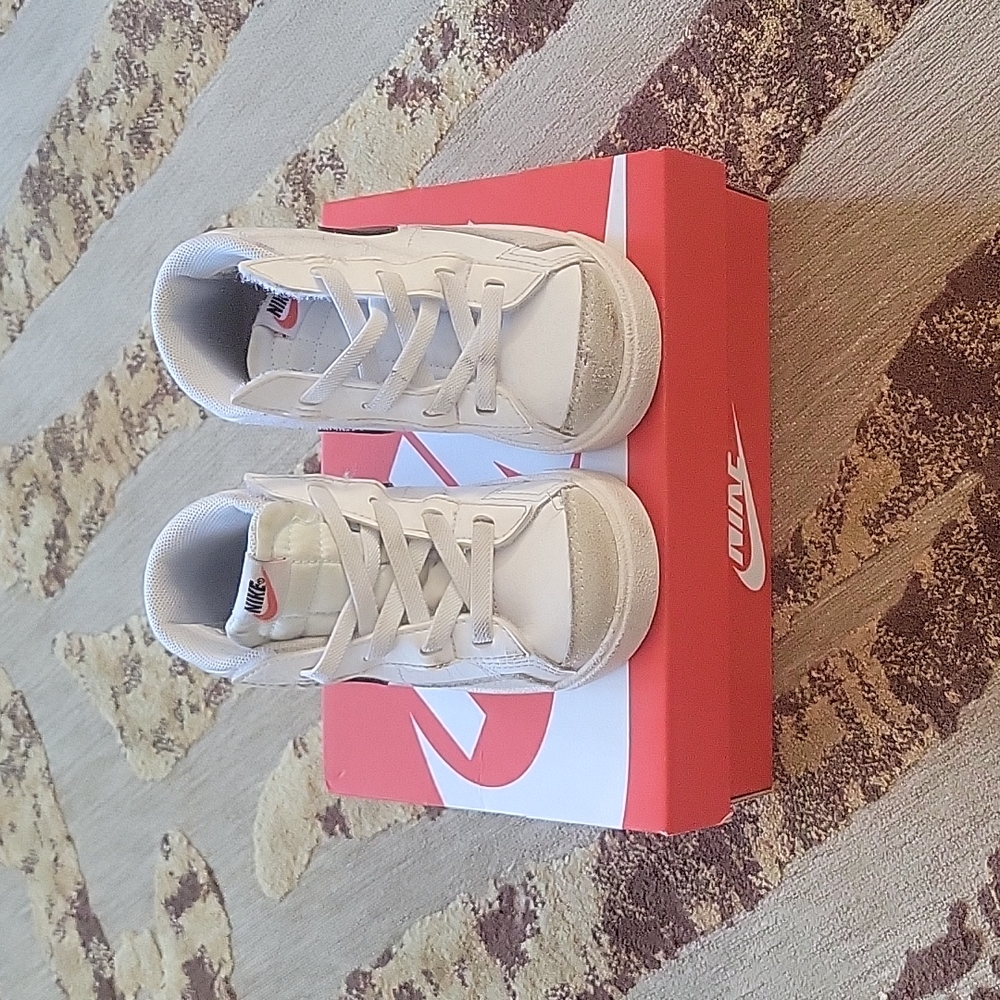 Nike black and white blazers 7C